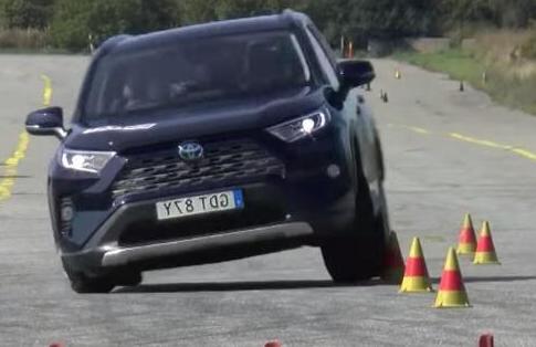 丰田RAV4在驼鹿测试中看起来很危险
