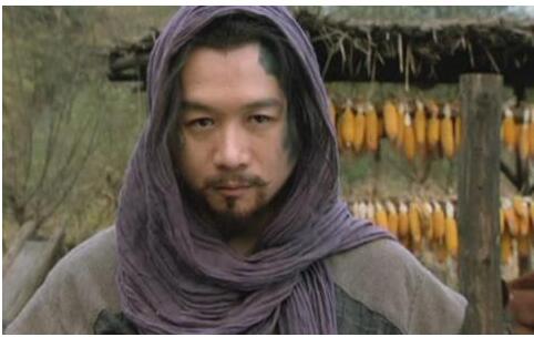 杨志的性格特点：精明警惕，带兵不善，关系处理不佳