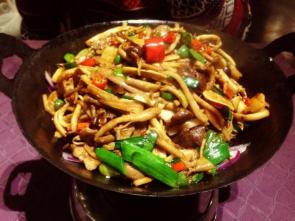 干锅茶树菇：一道美味的家常菜
