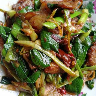 蒜苗回锅肉的做法：掌握比例，享受美食