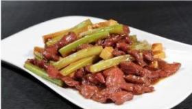 独家秘制芹菜炒肉：美味可口，营养丰富