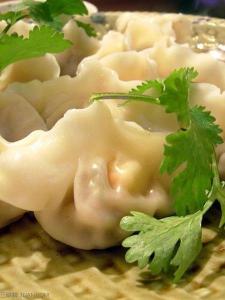 头伏饺子的制作方法：色彩鲜艳、味道鲜美的传统美食