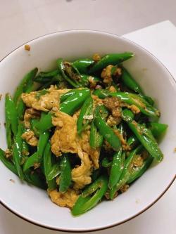 辣椒炒鸡蛋：香辣可口的美食，吃馒头的最佳搭档