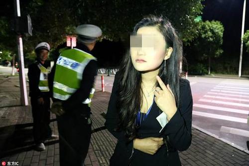 女子交警面前脱衣抗法：荒诞行为引发关注