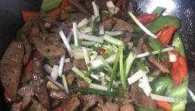 家常美食爆炒猪肝：美味又健康的补铁佳肴