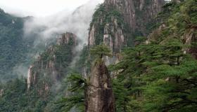 黄山四绝指的是哪四个：奇松、怪石、云海与温泉