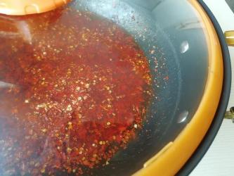 辣椒油的做法视频：在家也能轻松制作香辣红亮的辣椒油！