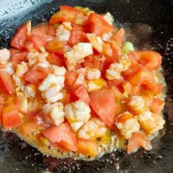 家常必备：西红柿炒虾仁的详细制作步骤