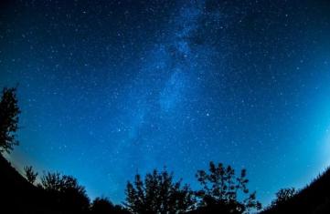 夜不归宿的意思：在外过夜，彻夜不归