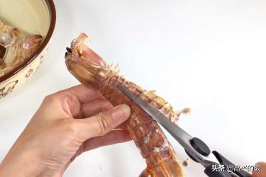 虾爬子怎么扒：手把手教你轻松剥去外壳，尽享鲜美肉质