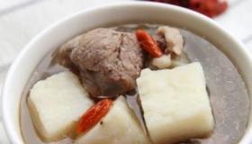如何炖出奶白色的排骨汤：掌握技巧，享受美味