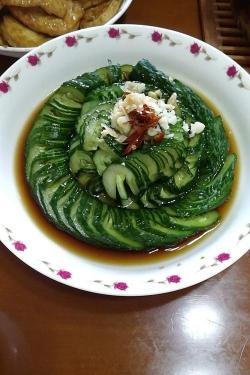 蓑衣黄瓜：家常凉拌菜的制作技巧与美味享受