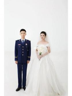 如何拍摄完美的军装婚纱照：从妆容到摄影师的完美指南