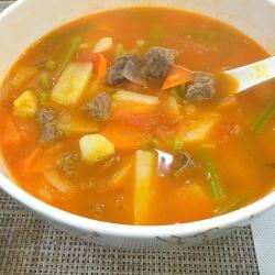 美味牛肉蔬菜汤：醇厚口感与清新味道的完美结合