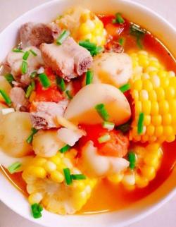 玉米土豆排骨汤：营养丰富，冬季暖身佳品