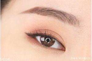 眼影初学者指南：如何轻松画出自然妆容