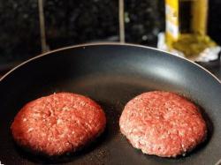 如何做汉堡包？从牛肉饼到组装的全过程详解