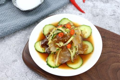 凉拌美食：海蛰的清新制作与口感体验