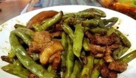 五花肉炖豆角：家常美味，鲜香可口