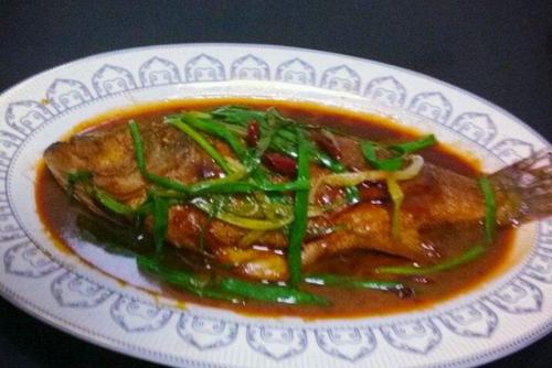 家常美食红烧海鲈鱼的做法详解，轻松掌握烹饪技巧