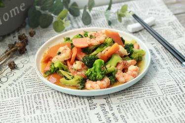 家常美味：鲜嫩可口的西兰花炒虾仁制作指南