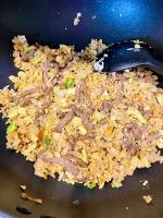 小碗牛肉与蛋炒饭的完美搭配：家常美食的制作秘诀