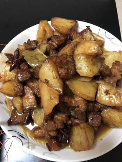 五花肉烧土豆：家常美食，轻松烹饪