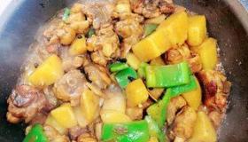 鸡肉炖土豆的做法：家常美味轻松烹饪
