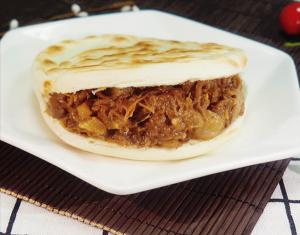 潼关肉夹馍：一道美味的面食及其制作方法