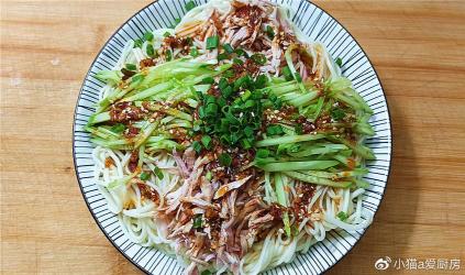 夏日炎炎，来一碗清爽解馋的鸡丝凉面吧！