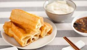 家常炸油条：简单易学的早餐美食制作方法