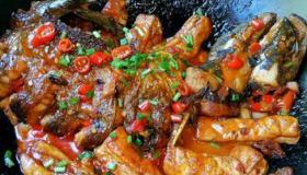 野生鲶鱼两吃：煎鱼头豆腐汤与香辣鱼块的美味组合