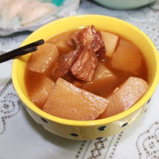 牛腩炖萝卜的做法：冬季的美味炖品