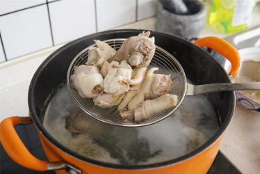 鸡汤怎么煲好吃？清炖鸡汤的做法与技巧