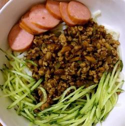自制美味炸酱面，手擀面配香喷喷炸酱