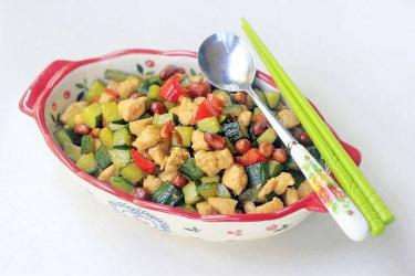 侠饭来袭：小黄瓜拌坚果，清爽解暑！