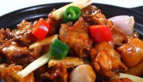 三杯鸡的制作方法：鸡肉与香料的完美结合
