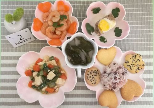 开心的一天：美味午餐与家的温馨