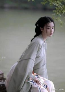 翩翩起舞的近义词：自由翱翔与长袖善舞的美丽描绘