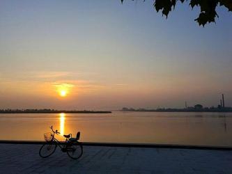平静的湖：晨曦与夕阳的诗篇