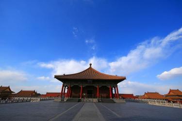 金碧辉煌的意思：华丽建筑与尊贵地位的象征